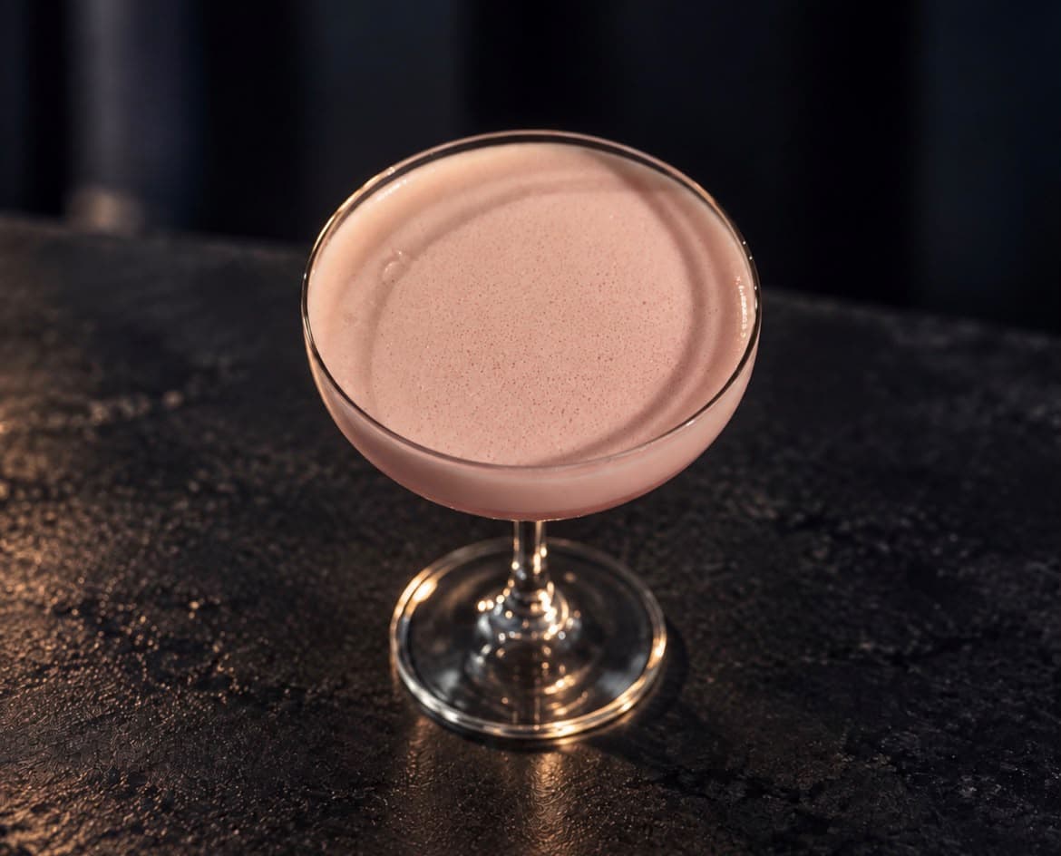 Cocktail signature servi en coupe