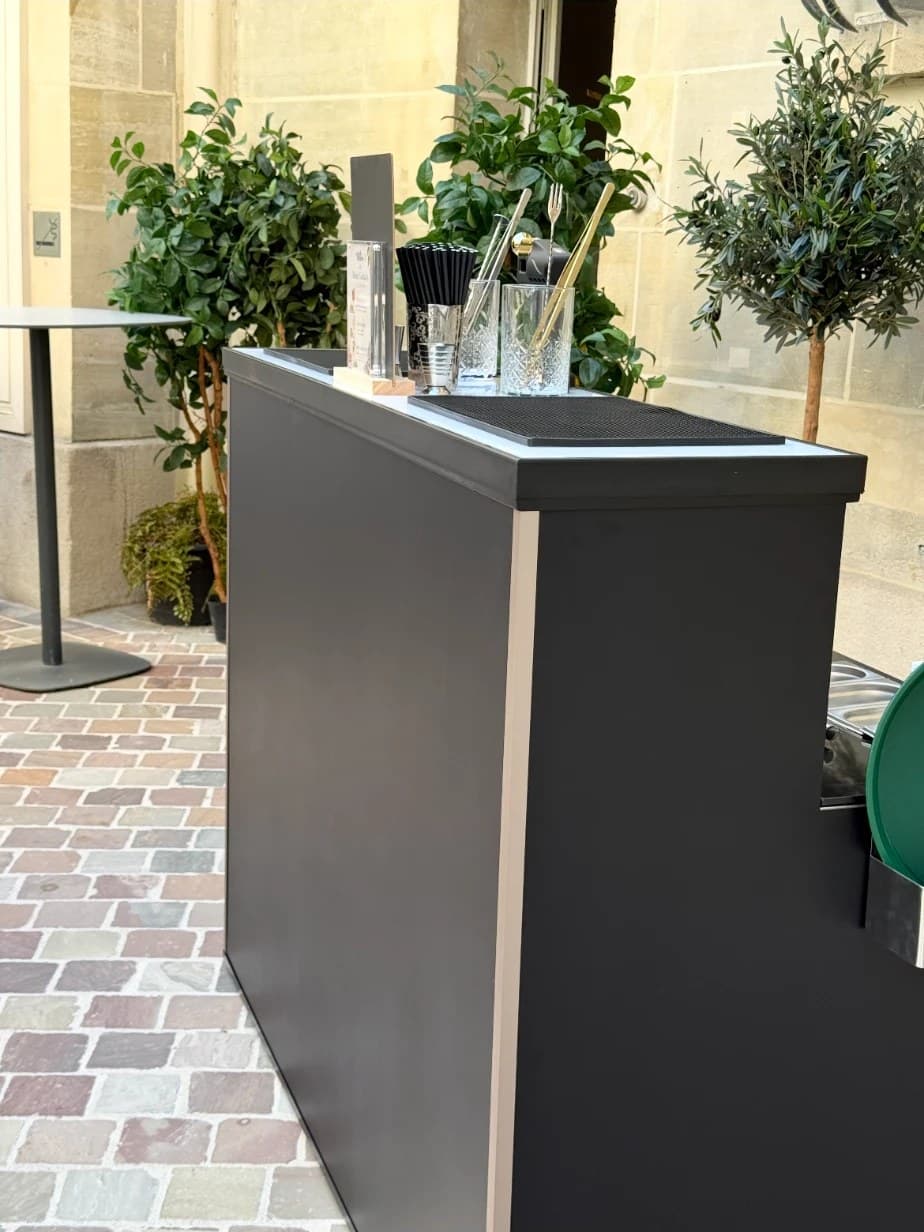 Le bar installé devant la végétation d'une cour