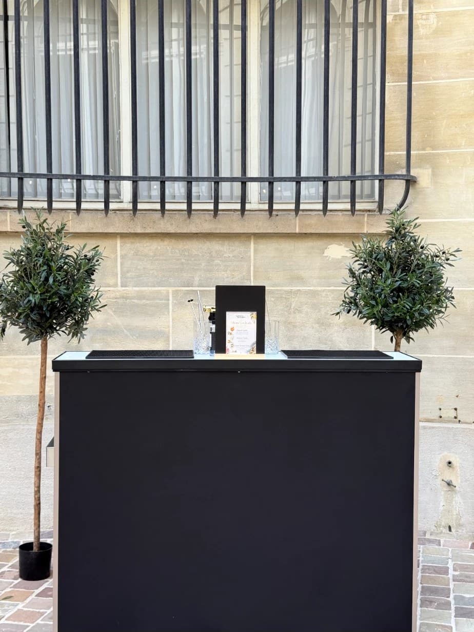 Le bar dressé entre deux oliviers, dans une cour privée