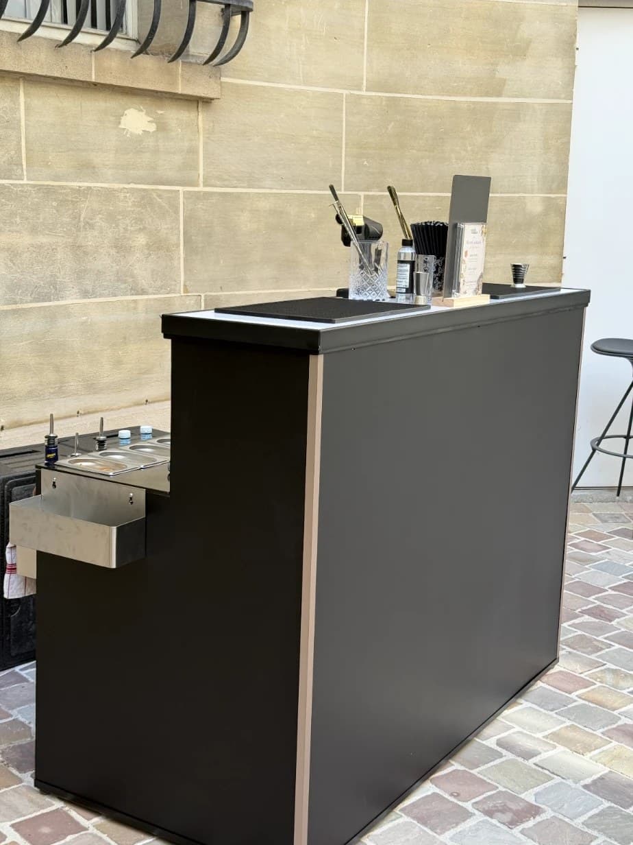 Le bar et sa station de service, vu de trois quarts