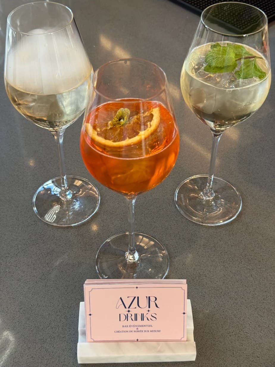 Cocktails et carte de visite posés sur le comptoir