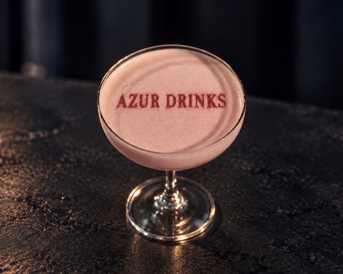 Nom de la maison imprimé sur la mousse d’un cocktail