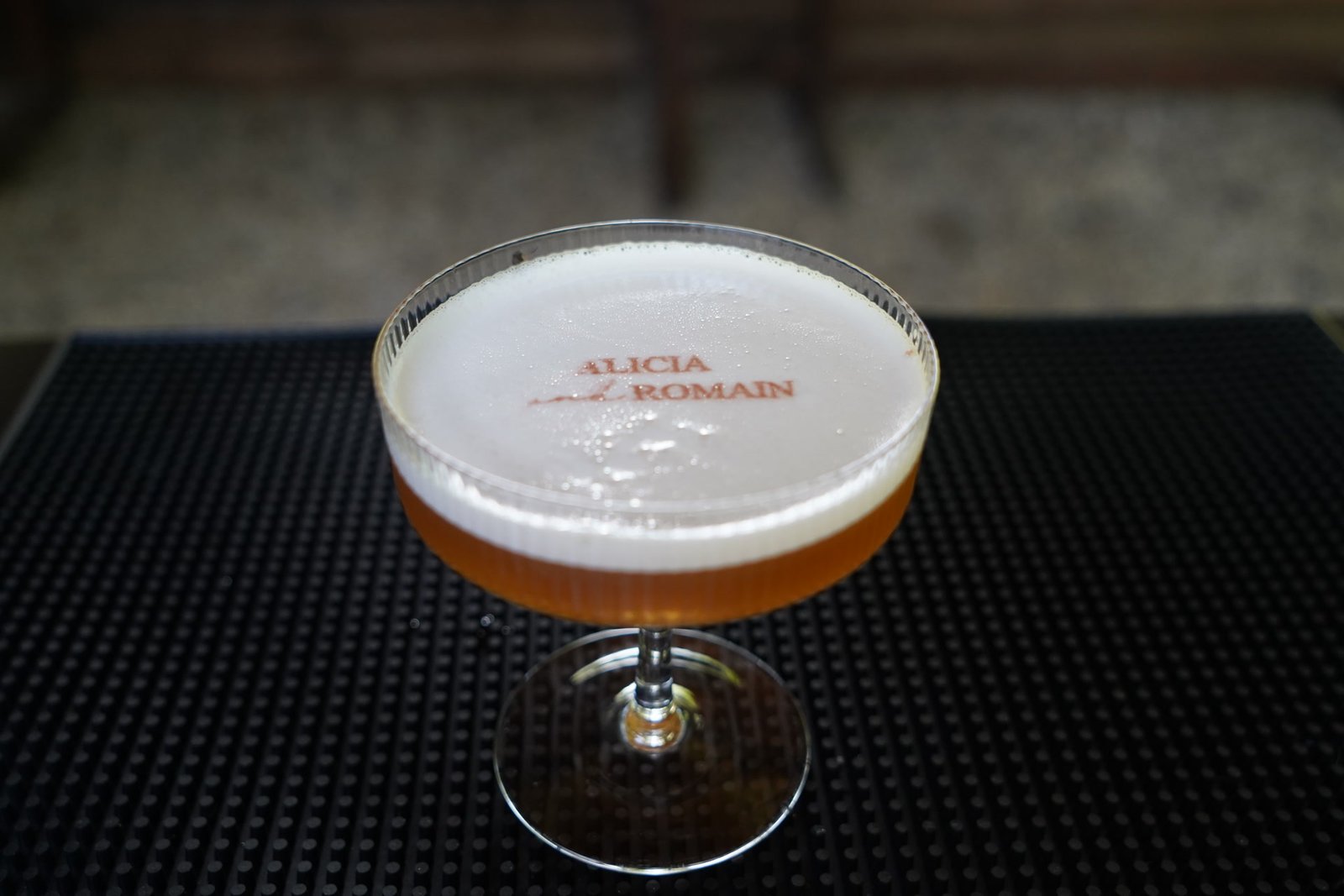 Coupe de cocktail dont la mousse porte les prénoms des mariés imprimés